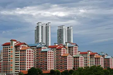 Flat HDB di Bishan. Kenaikan S&CC akan menjejas flat, kedai, pejabat, pasar dan gerai makanan masak HDB dalam kawasan majlis bandaran kendalian PAP. 