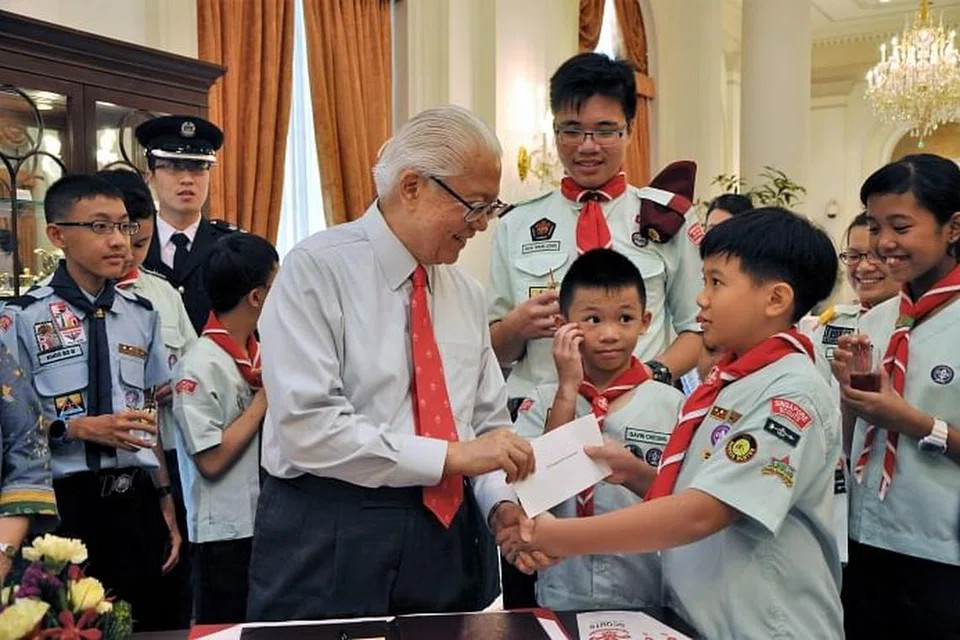 MINGGU PEKERJAAN DIRASMI: Presiden Tony Tan Keng Yam yang juga Ketua Pengakap Persatuan Pengakap Singapura (SSA) bersama anggota pengakap ketika melancarkan Minggu Pekerjaan dari 12 hingga 18 Mac. 