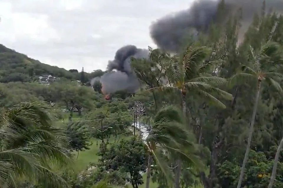 Asap dek kebakaran di taman Kapi'Olani di mana kejadian menembak berlakupada 19 Januari 2020 di Honolulu, Hawaii. FOTO: REUTERS