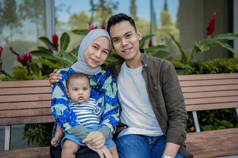 DIKURNIA CAHAYA MATA: Cik Nur Arini Suratman dan Encik Muhammad Zulfeqar Samsuri menyambut kelahiran anak sulung mereka, Ari Idris, pada 19 Disember 2022. Pasangan itu telah melalui proses persenyawaan in vitro (IVF) di Hospital Universiti Nasional (NUH) untuk mendapat anak. 
