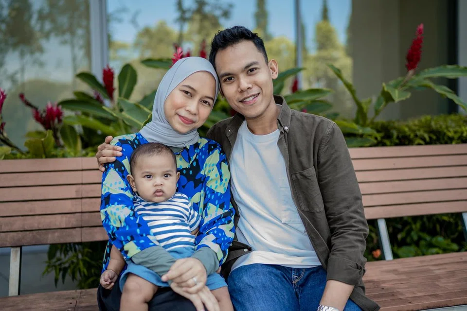 DIKURNIA CAHAYA MATA: Cik Nur Arini Suratman dan Encik Muhammad Zulfeqar Samsuri menyambut kelahiran anak sulung mereka, Ari Idris, pada 19 Disember 2022. Pasangan itu telah melalui proses persenyawaan in vitro (IVF) di Hospital Universiti Nasional (NUH) untuk mendapat anak. 