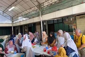 Sukarelawan Muslimah Masjid Darul Makmur meneruskan tradisi membungkus bubur yang disiapkan oleh pihak pembekal katering sebelum diagihkan kepada jemaah. Gambar dipetik pada 2024.