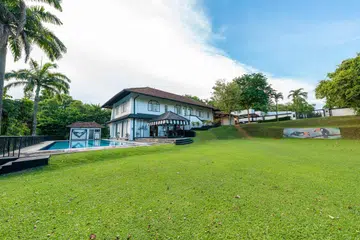 DI PASARAN: Rumah banglo ini mempunyai empat tingkat, dengan keluasan binaan sekitar 7,000 kaki persegi.