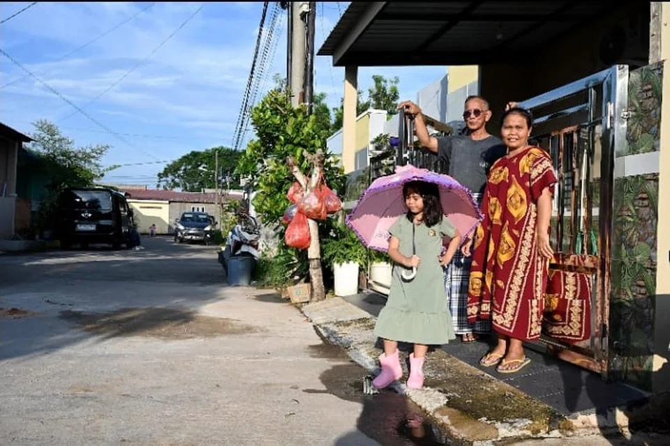 Encik Mohamed Ismail Ibrahim, 71 tahun, berulang-alik antara Batam dengan Singapura untuk bekerja hampir setiap hari dan pulang menaiki feri paling lewat untuk menemui isterinya Cik Kustiyah dan anak mereka Awalina di daerah Tiban.