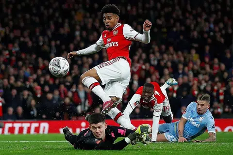 WIRA PASUKAN: Gol tunggal Reiss Nelson (tengah) menewaskan Leeds 1-0 dan sekali gus membawa Arsenal ke pusingan keempat Piala FA. - Foto REUTERS