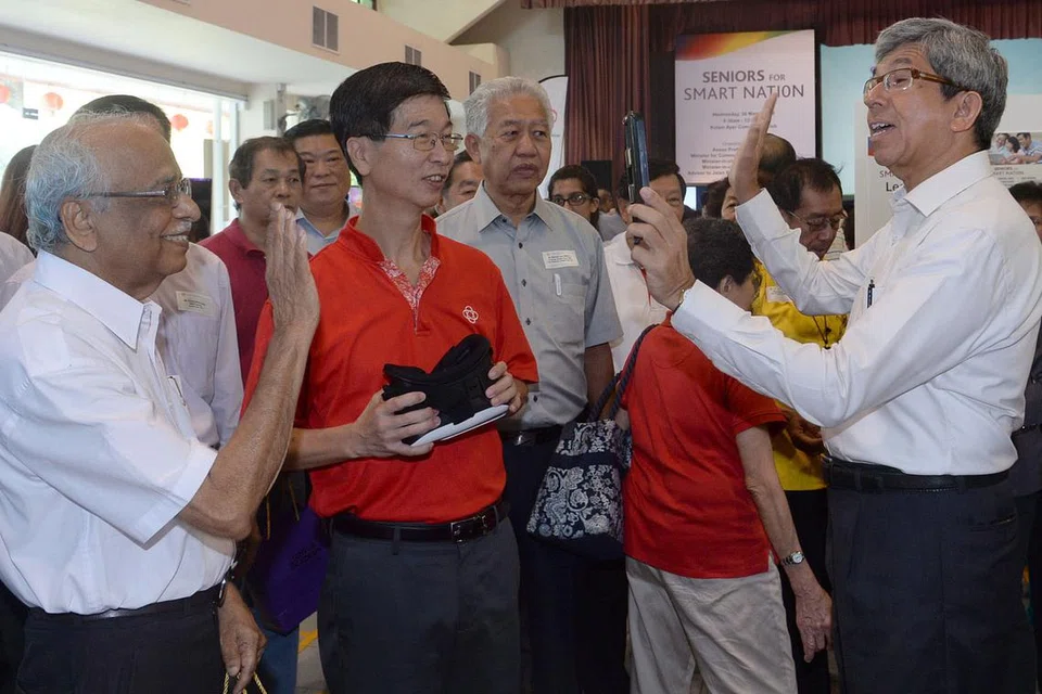 KE ARAH NEGARA BIJAK: Dr Yaacob (kanan) mencuba aplikasi realiti maya di acara pelancaran program Warga Emas untuk Negara Bijak oleh Persatuan Rakyat (PA). Ketua Pengarah Eksekutif PA, Encik Ang Hak Seng (berkemeja-T merah), memberikan penerangan tentang aplikasi tersebut. - Foto TAUFIK A. KADER
