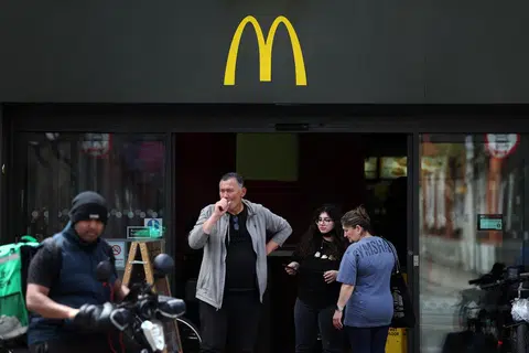 MOHON MAAF:  Ketua McDonald’s di Britain memohon maaf selepas stesen Perbadanan Penyiaran British (BBC) melaporkan dakwaan salah laku seksual, perkauman dan buli oleh kakitangan di syarikat makanan segera terbesar itu.