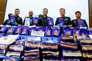 Pemangku Pengarah Jabatan Siasatan Jenayah Narkotik (JSJN) Bukit Aman, Penolong Pesuruhjaya Mat Zani @ Mohd Salahuddin Che Ali (tengah), pada sidang media selepas pasukannya menumpaskan satu sindiket menyeludup dan mengedar dadah rentas sempadan Kedah dan Perlis ke Kuala Lumpur di Bukit Aman pada 4 April.