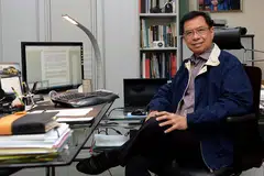 CEMERLANG: Dr Ahmad Magad dianugerahkan Pingat Eksekutif Walter L Hurd oleh Persatuan Mutu Asia Pasifik (Apqo) bagi mengiktiraf kepimpinan dan penglibatan aktif dalam usaha meningkatkan mutu di dalam dan luar syarikatnya. - Foto ZAINAL YAHYA
