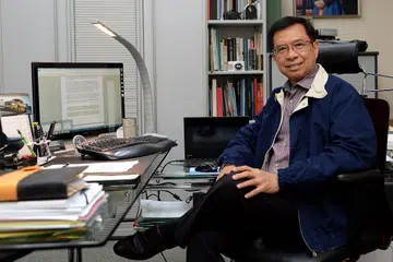 CEMERLANG: Dr Ahmad Magad dianugerahkan Pingat Eksekutif Walter L Hurd oleh Persatuan Mutu Asia Pasifik (Apqo) bagi mengiktiraf kepimpinan dan penglibatan aktif dalam usaha meningkatkan mutu di dalam dan luar syarikatnya. - Foto ZAINAL YAHYA