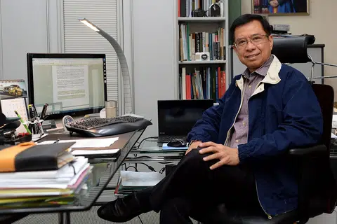 CEMERLANG: Dr Ahmad Magad dianugerahkan Pingat Eksekutif Walter L Hurd oleh Persatuan Mutu Asia Pasifik (Apqo) bagi mengiktiraf kepimpinan dan penglibatan aktif dalam usaha meningkatkan mutu di dalam dan luar syarikatnya. - Foto ZAINAL YAHYA