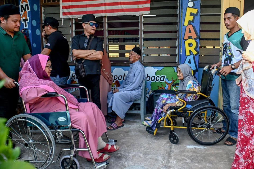 WARGA EMAS: Sebahagian warga emas menunggu giliran untuk mengundi bagi Dewan Undangan Negeri (DUN) Ru Rendang, Terengganu, di Pusat Mengundi Sekolah Kebangsaan Rusila pada Sabtu.