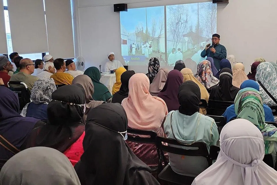 MANASIK HAJI: Selain mengikuti panduan dan bimbingan asatizah dan pegawai haji, jemaah perlu membuat persiapan mendalami ilmu haji itu sendiri agar ibadah haji yang bakal dilakukan dekat dengan apa yang dilaksanakan oleh Rasulullah saw dalam usaha mendapatkan haji yang mabrur. - Foto NOOR MOHAMAD SERVICES & TRAVEL PTE LTD