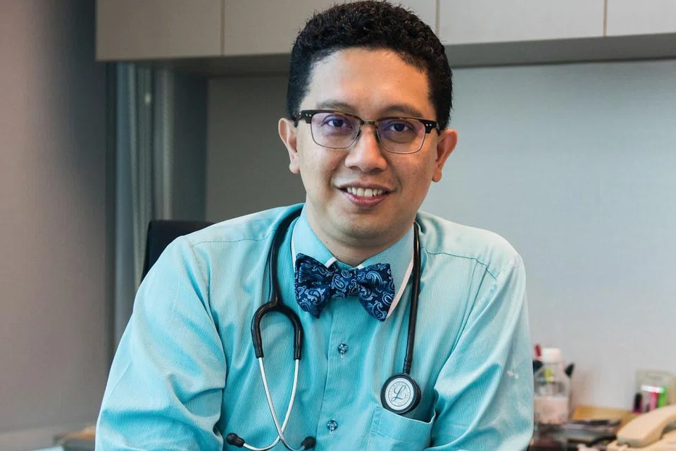 DOKTOR M³: Antara barisan depan karyawan perubatan di sini dalam menangani wabak koronavirus ialah doktor perubatan kumpulan M³ termasuk Dr Razakjr Omar (gambar atas), Dr Zuraimi Mohamed Dahlan, Dr Norhisham Main, Dr Elly Sabrina, Dr Fadzil Hamzah, Dr Nur Farhan Mohammad Alami, Dr Djoni Huang, Dr Juriyah Yatim, Dr Nurhidayati Mohamed Suphan. - Foto fail