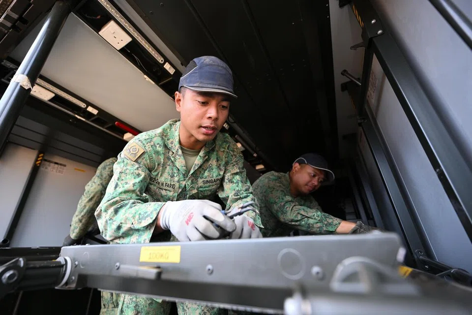 Pakar Tentera 2 (ME2) Muhammad Nor Farid Shamsudin, yang juga Pegawai Bertanggungjawab (OIC) bagi Kenderaan Beroda untuk Latihan Wallaby (XWB) 2026,  sedang menjalankan pemeriksaan kesiapsiagaan kenderaan di dalam ambulans tempur F550 di Kem Tilpal semasa Latihan Wallaby(XWB) 2026 di Kawasan Latihan Shoalwater Bay (SWBTA), Queensland, Australia, pada 25 Oktober. Sebagai Pegawai Bertanggungjawab (OIC) bagi Kenderaan Beroda untuk Latihan XWB, antara tanggungjawab beliau adalah menyelia dan memastikan kenderaan beroda sentiasa dalam keadaan baik serta memenuhi keperluan latihan.