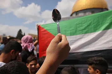 JADI SIMBOL: Sudu kini menjadi simbol perjuangan orang Palestin selepas sekumpulan tahanan Palestin dikatakan melepaskan diri daripada penjara Israel menggunakan sudu. - Foto AFP
