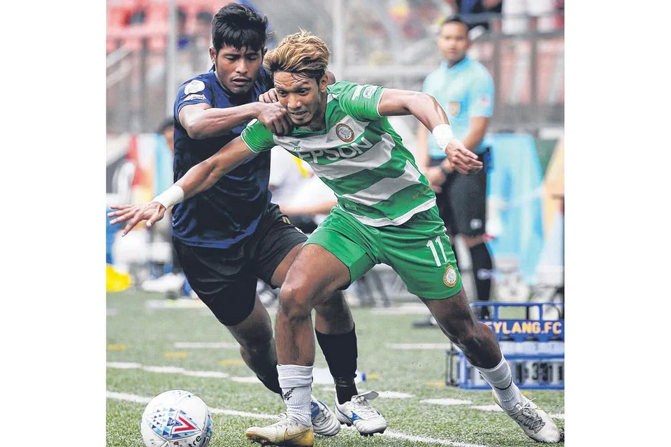 LIGA KOMPETITIF: Fareez (kanan) mengaku bahawa bermain dalam Liga Perdana Singapura telah banyak bantu meningkatkan keyakinan dan tahap kemahirannya. - Foto fail