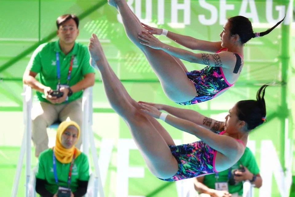 Fong Kay Yian (atas, kanan) dan Ashlee Tan dari Singapura semasa bersaing dalam acara akhir seirama 3 meter wanita Sukan SEA 2019, yang mana mereka meraih pingat perak di belakang pasangan Malaysia.