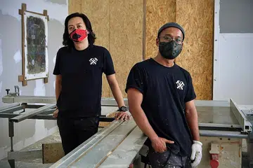 BELAJAR KEMAHIRAN BARU: Encik Anwar (kanan) belajar membuat pertukangan kayu daripada Encik Herdi (kiri) yang menawarkan beliau pekerjaan selepas diberhentikan kerja. - Foto BM oleh NG SOR LUAN
