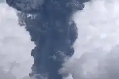 MUNTAHAN DEBU: Gambar tangkap layar dari video ini menunjukkan muntahan debu tinggi dari kawah gunung. 