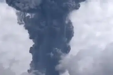 MUNTAHAN DEBU: Gambar tangkap layar dari video ini menunjukkan muntahan debu tinggi dari kawah gunung. 