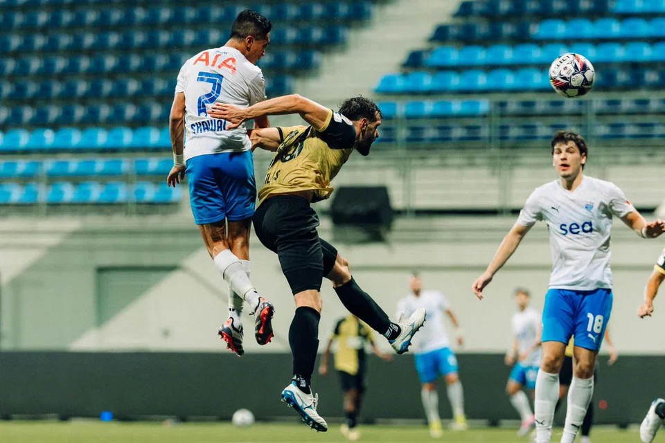 Penyerang Lion City Sailors, Shawal Anuar (kiri), melonjak tinggi untuk menanduk masuk gol kedua bagi kelabnya, lantas samakan kedudukan 2-2 ketika menentang BG Tampines Rovers pada 29 September.