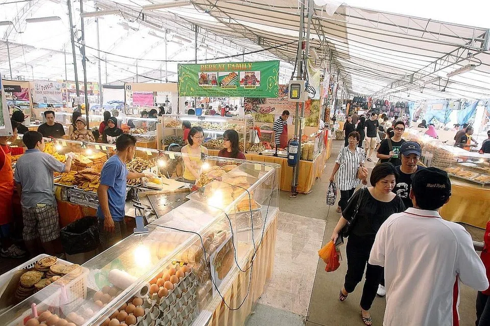 BAZAR RAYA UTARA: Pengendali Bazar Raya Utara tahun ini, MegaExpress International, melahirkan kekesalan atas kekeliruan kadar sewa berbeza ekoran kurang komunikasi dengan ejen pemasaran. Mereka kini dalam proses memaklumkan kepada peniaga tentang perubahan itu dan meneliti harga sewa berdasarkan setiap kes, menurut wakil MegaXpress Vivienna Hamzah. - Foto fail