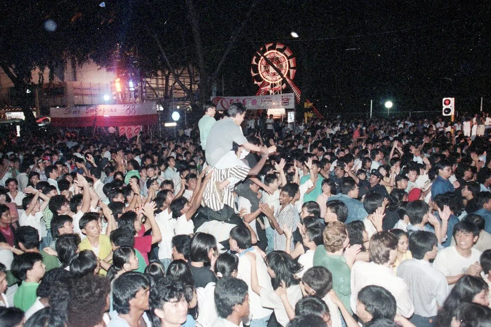 Kira-kira 250,000 pengunjung membanjiri Orchard Road sempena Swing Singapore pada Ogos 1988. Skala pesta jalanan itu begitu besar sehingga penganjur menggunakan sistem bunyi yang cukup untuk 50 disko, pencahayaan yang mampu menerangi kira-kira 400 flat HDB, lebih 13 kilometer kabel serta sekitar 1.2 kilometer kain hiasan.