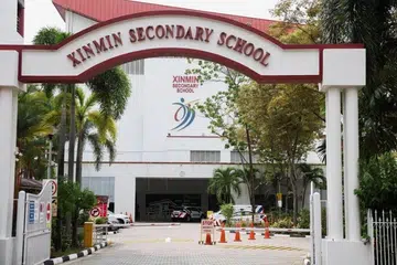 Kenderaan polis kelihatan di Xinmin Secondary School susulan satu ancaman bom pada 13 Ogos.