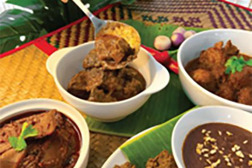 Juadah seperti rendang, sambal sotong, sate goreng adalah makanan popular sebagai hidangan Hari Raya.
