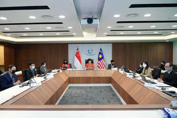 BINCANG KERJASAMA: Cik Yong Ying-I (tengah) dan Dato' Sri Haji Mohammad Mentek telah mempengerusikan bersama Mesyuarat Jawatankuasa Bersama (JCM) kelima tentang Kerjasama Maklumat dan Komunikasi antara pemerintah Singapura dan kerajaan Malaysia semalam. - Foto MCI 