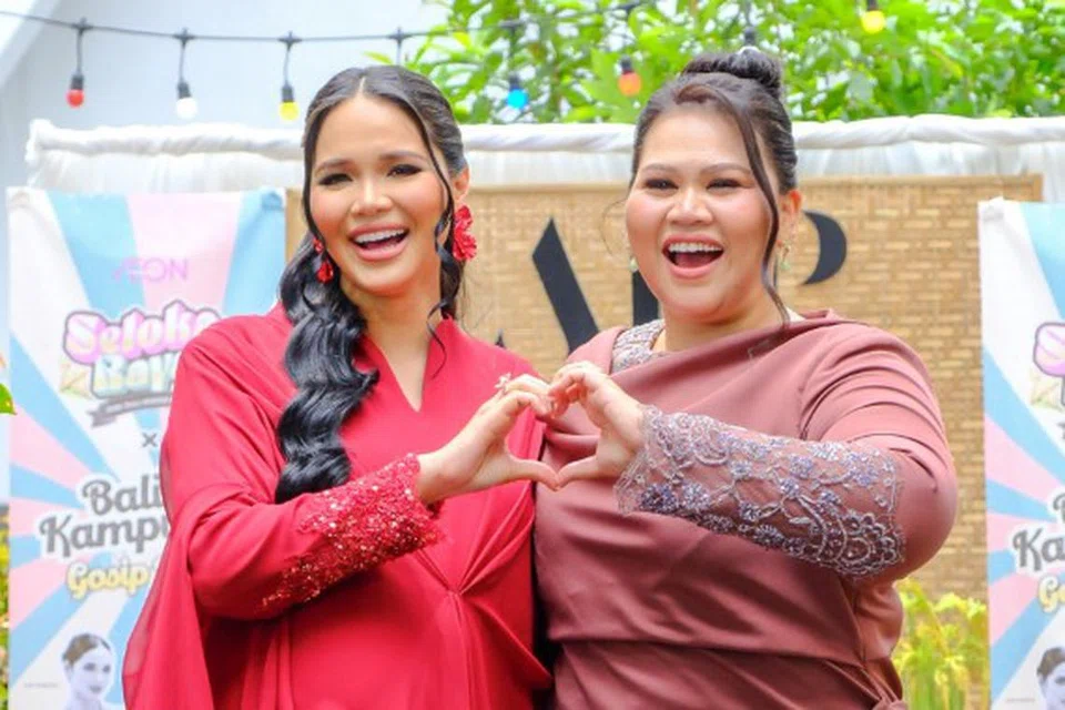Ain Edruce (kiri) dan Sherry Alhadad ingin mengubah tanggapan ramai tentang kekata ‘gosip’ dalam ‘Balik Kampung... Gosip Raya’, kerana menyifatkan sembang dan perkongsian ala-ala gosip sewaktu Lebaran biasanya merapatkan ukhuwah.