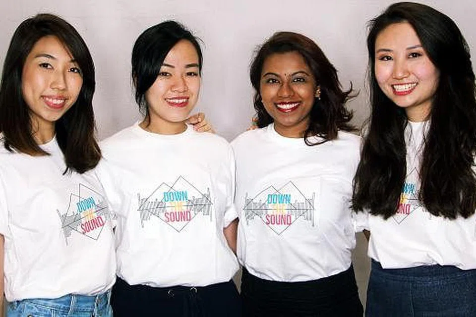 BUAT KAJIAN: Mahasiswa yang terlibat dalam tinjauan mengenai tabiat mendengar dalam kalangan belia.(Dari kiri) Cik Dionne See, Cik Catherine Anne Chew, Cik Navina Rajan dan Cik Elizabeth Au. - Foto NTU