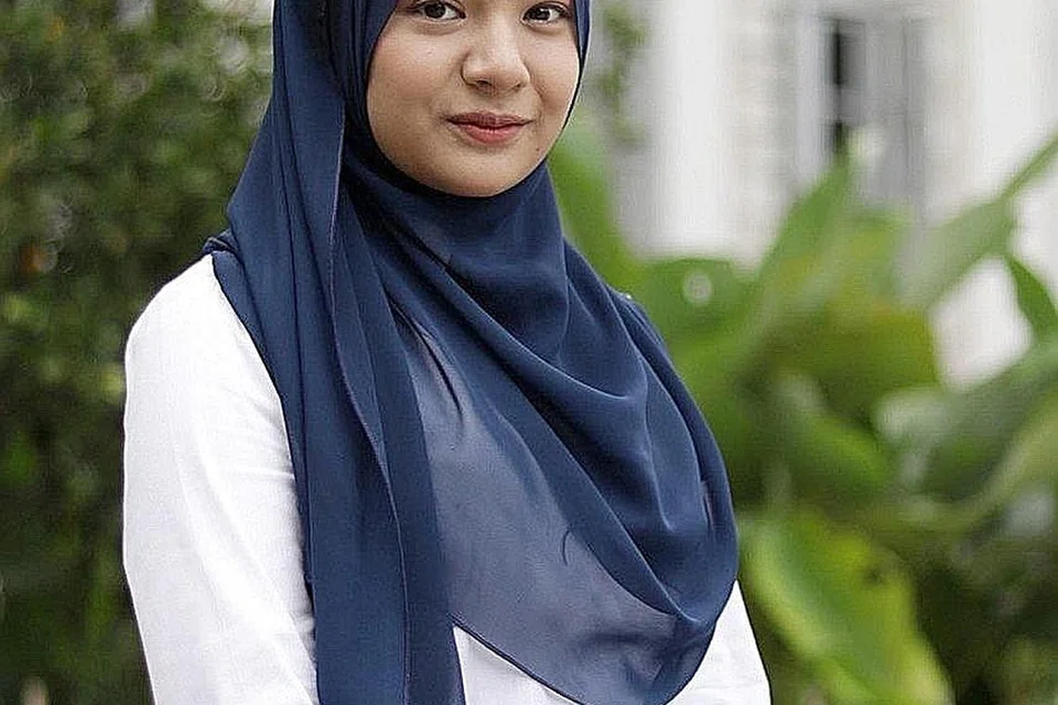 BERFIKIRAN POSITIF: Cik Armeera Abdul Wahab tidak pernah mengeluh akan nasib yang menimpa sebaliknya sentiasa berfikiran positif untuk mencapai hasratnya menggenggam segulung ijazah. - Foto ihsan ARMEERA ABDUL WAHAB