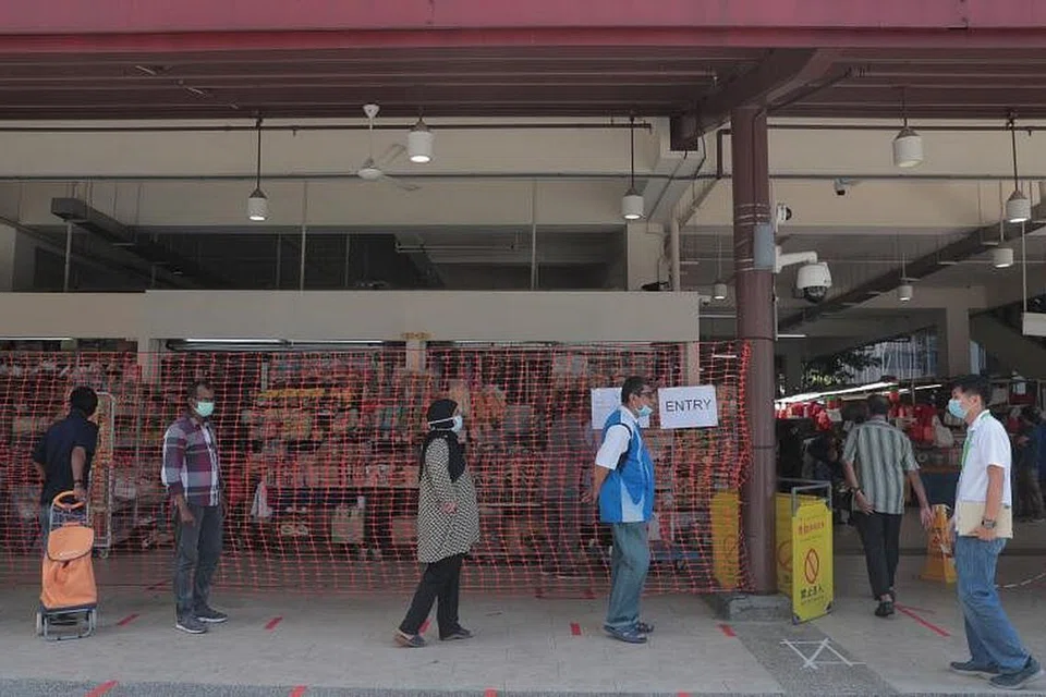 MAINKAN PERANAN: Sekiranya perlu ke pasar atau ke pasar raya, elak daripada mengunjungi semasa waktu sibuk. Jarakkan masa anda dan pastikan anda membawa pelitup dan menuruti jarak selamat.