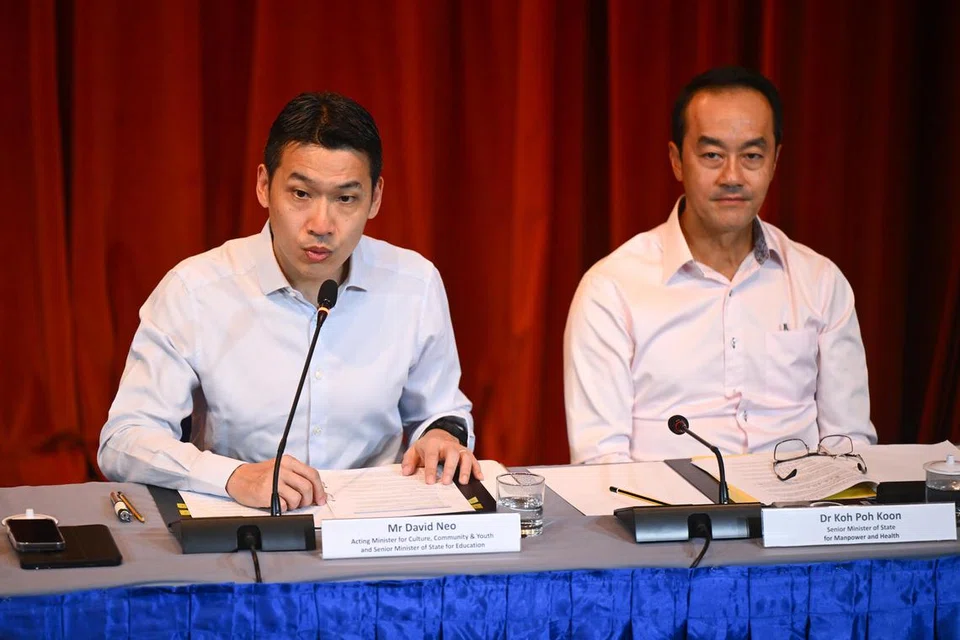 Jawatankuasa Modal Insan akan dipengerusikan bersama Pemangku Menteri Kebudayaan, Masyarakat dan Belia, merangkap Menteri Negara Kanan (Pendidikan), Encik David Neo (kiri); dan Menteri Negara Kanan (Kesihatan merangkap Tenaga Manusia), Dr Koh Poh Koon. 