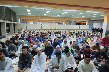 Ruang yang digunakan sepanjang Ramadan dan pada hari Jumaat di  tempat sementara di 530 Yishun Ring Road ini padat dibanjiri penduduk Yishun bagi solat berjemaah. 