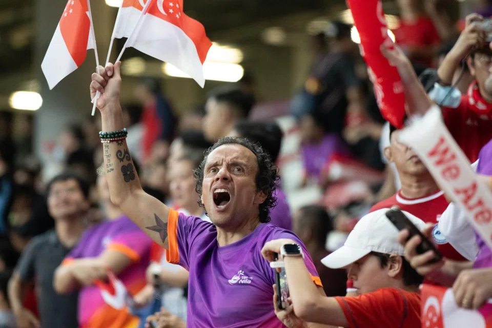 SEMANGAT JATI DIRI: Sukarelawan Team Nila, Encik Javier Granados, bersemangat menyorak apabila pasukan Singa meraih kemenangan dalam perlawanan pertama Kelayakan Piala Dunia Fifa dengan Guam.