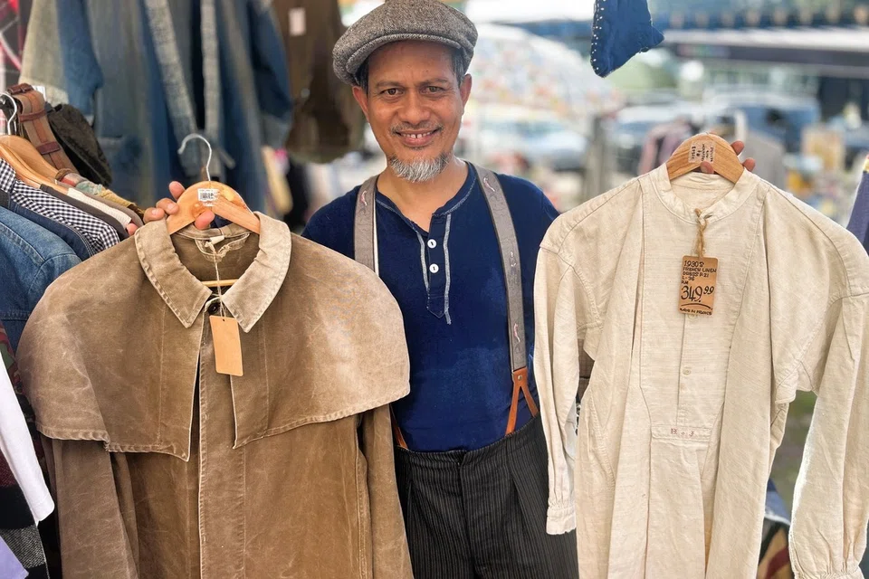 Encik Anuar Zainol menunjukkan antara koleksi pakaian pada era 1930 dan 1950 miliknya yang dibuat dari Perancis.