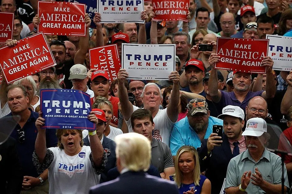 SLOGAN BERKESAN: Kempen Trump berteraskan 'Jadikan Amerika hebat semula' berjaya menambat hati pengundi. - Foto REUTERS