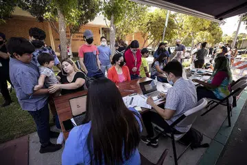 MAHU DIVAKSIN: Beberapa penduduk di Los Angeles, California, beratur mahu mendapatkan vaksin bagi melindungi diri daripada Covid-19. - Foto EPA-EFE