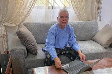 MANFAAT MASA: Encik Azmi Abdul Aziz telah menghadiri dua jenis kursus untuk melengkapi dirinya dengan kemahiran baru, termasuk mempelajari cara bagasi diuruskan oleh syarikat penerbangan lain selain kemahiran berkaitan khidmat pelanggan yang dipertingkat. - Foto ihsan AZMI ABDUL AZIZ