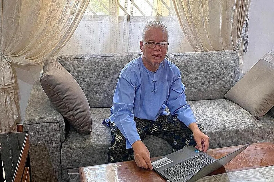 MANFAAT MASA: Encik Azmi Abdul Aziz telah menghadiri dua jenis kursus untuk melengkapi dirinya dengan kemahiran baru, termasuk mempelajari cara bagasi diuruskan oleh syarikat penerbangan lain selain kemahiran berkaitan khidmat pelanggan yang dipertingkat. - Foto ihsan AZMI ABDUL AZIZ