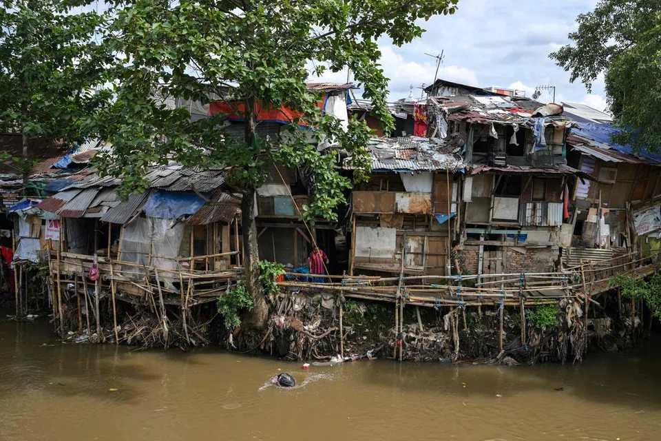 Foto yang dirakam pada 13 Januari 2025 paparkan keadaan rumah yang dibina di tebing sungai di Jakarta sedang pemerintah menyatakan komitmen untuk membina lebih banyak rumah untuk golongan berpendapatan rendah. 