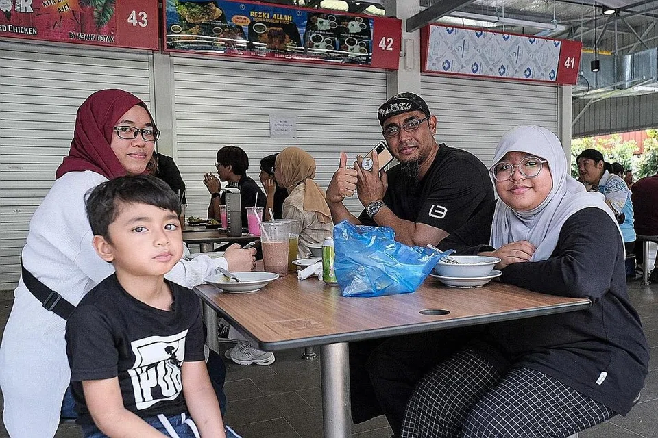 TEMPAT JATUH LAGI DIKENANG: Encik Mohd Rezuno Mohd Jinnia, bersama keluarganya tidak melepaskan peluang untuk menikmati makan tengah hari di Pusat Makanan Seah Im, tempat yang sering beliau kunjungi sejak kecil lagi. 