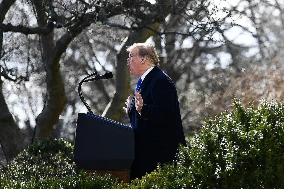 TINDAKAN SEPIHAK: Presiden Trump menggunakan kuasa darurat Jumaat lalu untuk membantu membina tembok yang menjadi janji utamanya pada kempen pilihan raya 2016. Arahan Encik Trump itu akan membolehkan beliau membelanjakan wang yang diperuntukkan Kogres untuk tujuan lain bagi pembinaan tembok tersebut. - Foto AFP