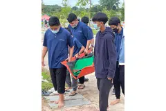 LATIHAN PENGEBUMIAN: Pelajar menengah Madrasah Perdaus menjalani bengkel pengurusan jenazah baru-baru ini, termasuk ziarah ke pusara. - Foto-foto PERDAUS