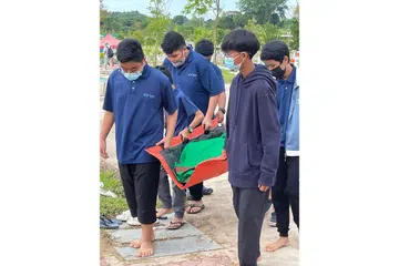 LATIHAN PENGEBUMIAN: Pelajar menengah Madrasah Perdaus menjalani bengkel pengurusan jenazah baru-baru ini, termasuk ziarah ke pusara. - Foto-foto PERDAUS