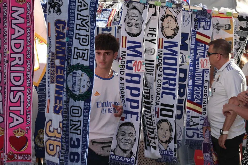 Skaf bola sepak penyerang Perancis, Kylian Mbappe, sudah mula dijual di luar Stadium Santiago Bernabeu di Madrid.