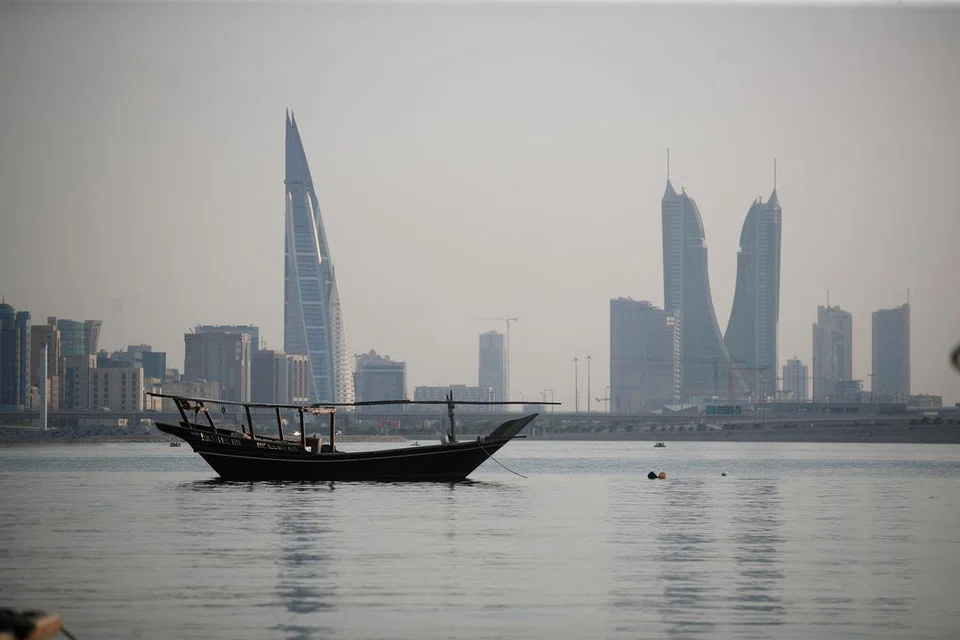 SEBELUM TERLAMBAT: Menjelang 2024, negara teluk Bahrain akan mula membina pertahanan pantainya bagi menghadapi paras laut yang semakin meningkat, dengan melebarkan pantai, membina tembok laut yang lebih tinggi dan menambak tanah.